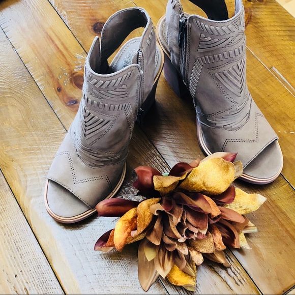 vince camuto karinta block heel bootie